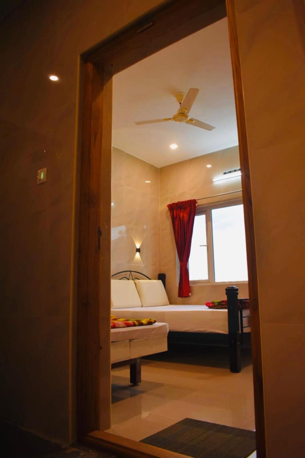 Sri Nandha Luxury Comforts Vālpārai Exteriör bild