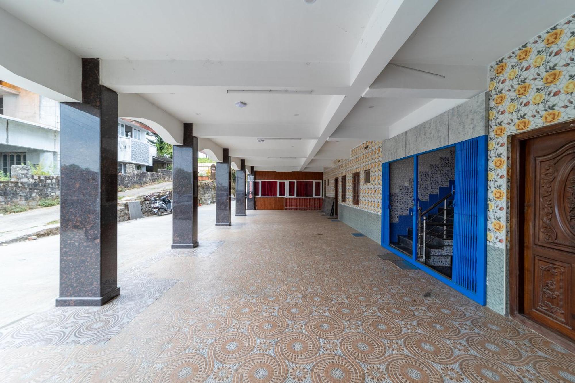 Sri Nandha Luxury Comforts Vālpārai Exteriör bild